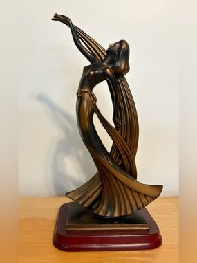 “RIBBON DANCER” Beautiful ART DECO INSPIRED Vintage 1980s Herco Gift Statue.